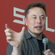 En esta foto pareciera que Musk está diciendo que Tesla estuvo “así de cerca” de morir, pero la imagen no tiene conexión con el texto.